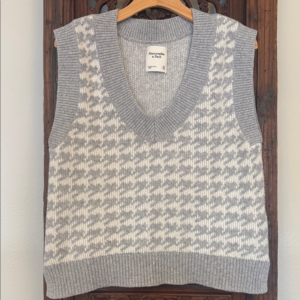 Abercrombie & Fitch V-Neck Houndstooth Sweater Vest